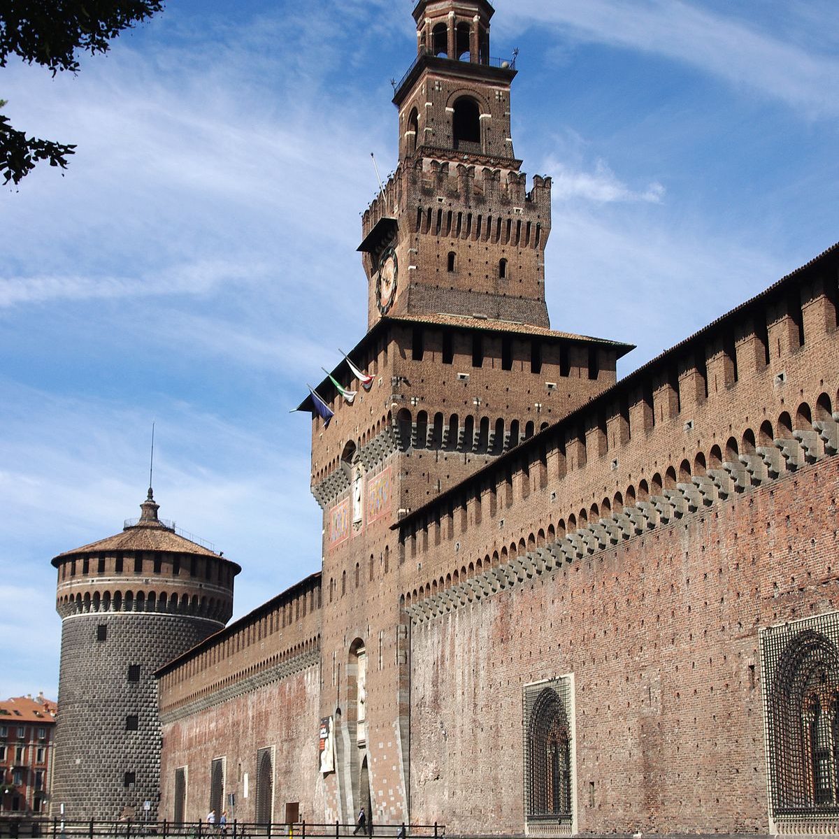 1200px-20110725_castello_sforzesco_milan_5557